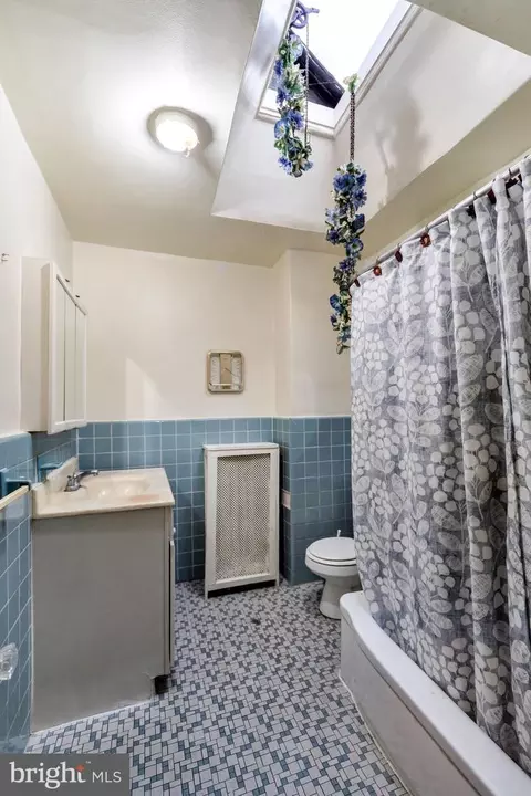 Bath - 52 Golf Rd, Darby, PA 19023 photo 2 of 3