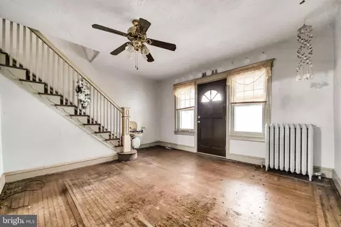 Living - 52 Golf Rd, Darby, PA 19023 photo 2 of 5