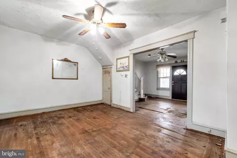Living - 52 Golf Rd, Darby, PA 19023 photo 5 of 5