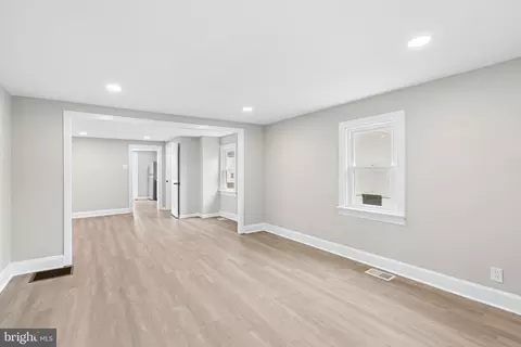 Living - 2205 Dutton Mill Rd, Aston, PA 19014 photo 2 of 5