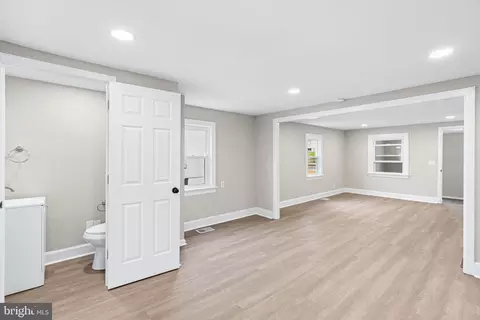 Entry Way - 2205 Dutton Mill Rd, Aston, PA 19014 photo 4 of 13
