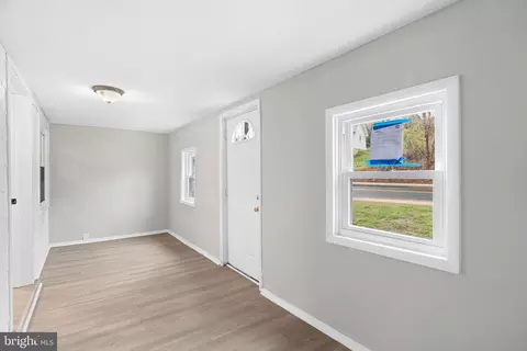 Entry Way - 2205 Dutton Mill Rd, Aston, PA 19014 photo 2 of 13