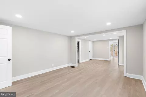 Living - 2205 Dutton Mill Rd, Aston, PA 19014 photo 4 of 5