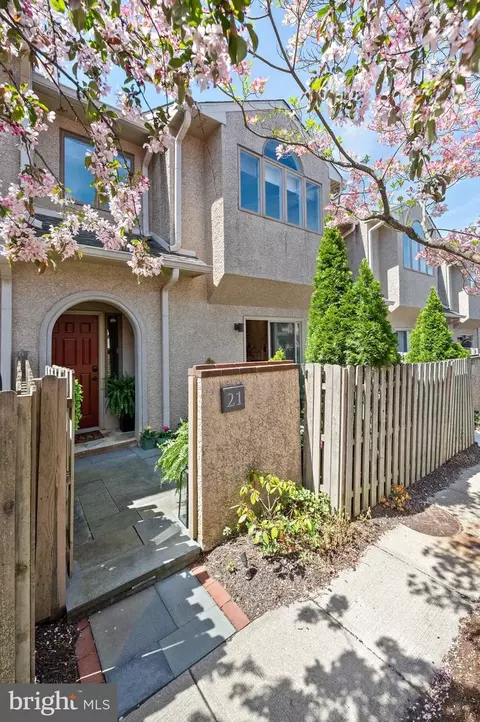 21 Greythorne Woods Cir, Wayne, PA 19087