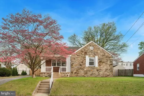 327 Seneca St, Essington, PA 19029