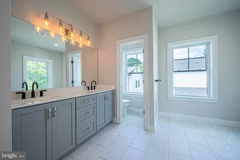 Bath - 403 Taylor St, Media, PA 19063 photo 1 of 3