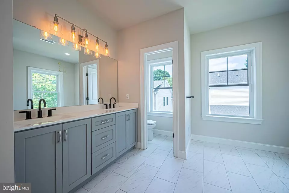 Bath - 403 Taylor St, Media, PA 19063 photo 1 of 3