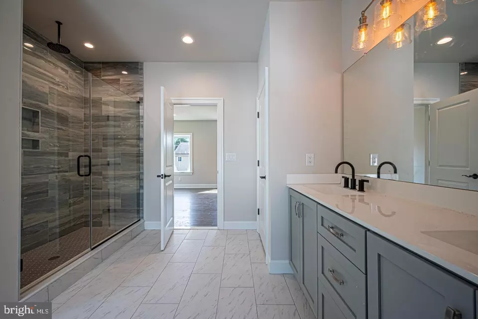 Bath - 403 Taylor St, Media, PA 19063 photo 2 of 3