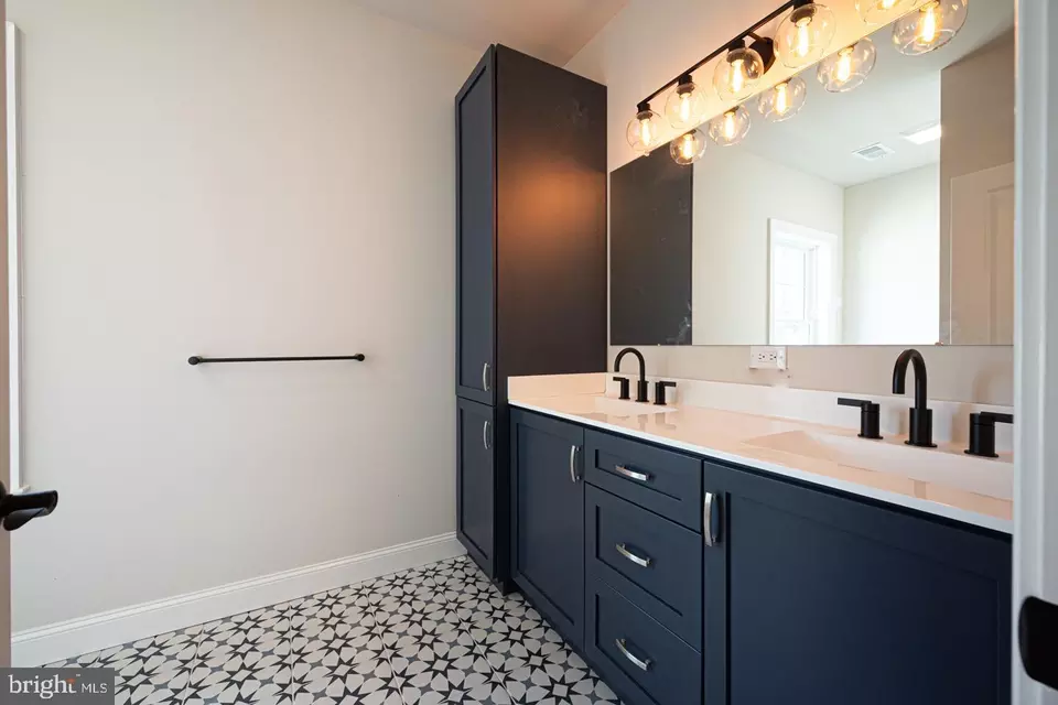 Bath - 403 Taylor St, Media, PA 19063 photo 3 of 3