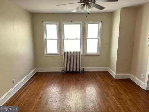 Living - 4049 Marshall Rd, Darby, PA 19082 photo 4 of 5