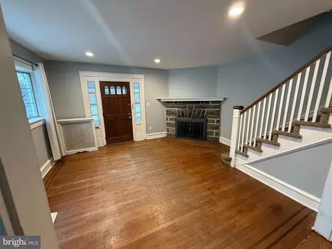 Living - 4049 Marshall Rd, Darby, PA 19082 photo 3 of 5
