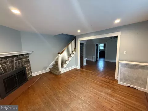 Living - 4049 Marshall Rd, Darby, PA 19082 photo 2 of 5