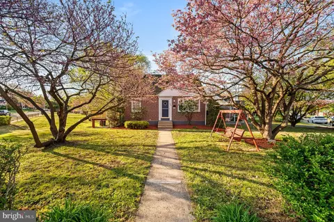 924 Village Rd, Folsom, PA 19033