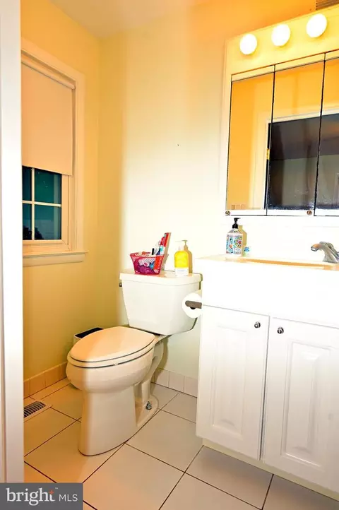 Bath - 572 Cricket Ln, Wayne, PA 19087 photo 3 of 5