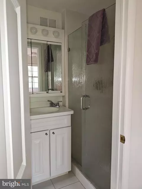 Bath - 572 Cricket Ln, Wayne, PA 19087 photo 4 of 5