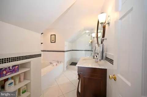 Bath - 572 Cricket Ln, Wayne, PA 19087 photo 5 of 5