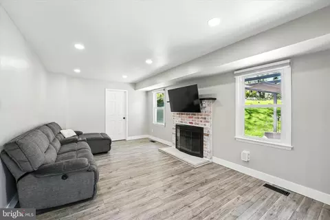 Entry Way - 237 Bridge Rd, Ogden, PA 19061 photo 5 of 6