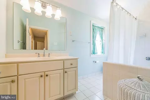 Bath - 320 Overhill Rd, Wayne, PA 19087 photo 3 of 3