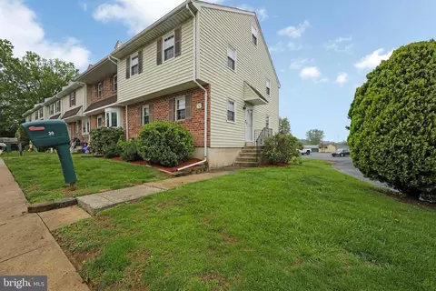 30 Colonial Cir, Aston, PA 19014