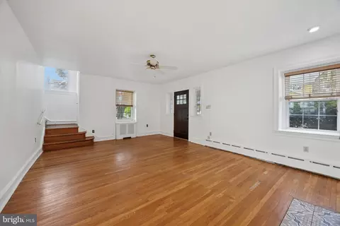 Living - 129 Crestview Rd, Darby, PA 19082 photo 3 of 4