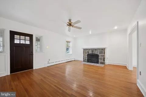 Living - 129 Crestview Rd, Darby, PA 19082 photo 2 of 4