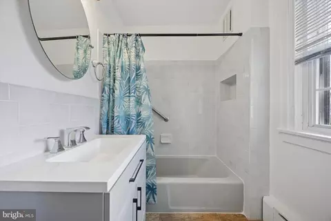 Bath - 129 Crestview Rd, Darby, PA 19082 photo 1 of 2