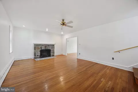Living - 129 Crestview Rd, Darby, PA 19082 photo 1 of 4