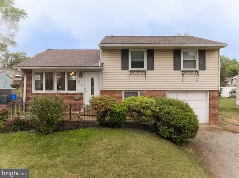 615 Wynnbrook Rd, Secane, PA 19018