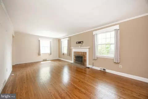 Living - 314 Spring Valley Rd, Springfield, PA 19064 photo 2 of 2
