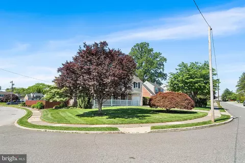 2400 Georgian Ln, Broomall, PA 19008