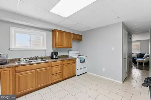 Entry Way - 4508 Post Rd, Marcus Hook, PA 19061 photo 4 of 13