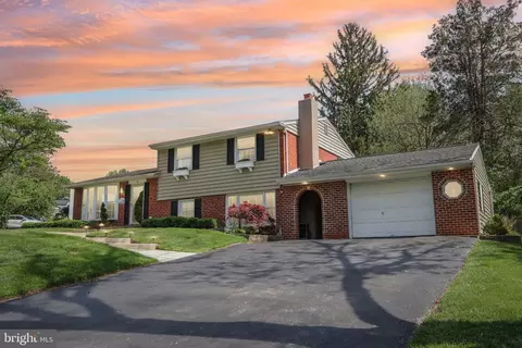 13 Grove Ln, Broomall, PA 19008