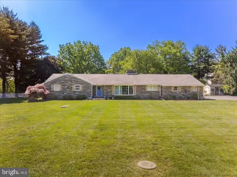 698 Featherbed Ln, Garnet Valley, PA 19060