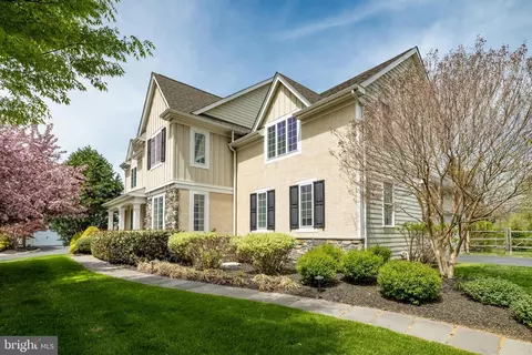 8 Fallbrook Ln, Glen Mills, PA 19342