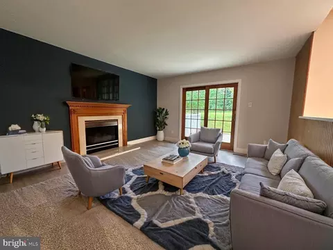 Living - 215 Bridge Rd, Ogden, PA 19061 photo 4 of 8