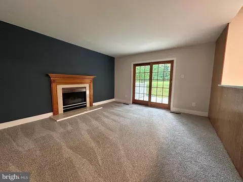 Living - 215 Bridge Rd, Ogden, PA 19061 photo 7 of 8