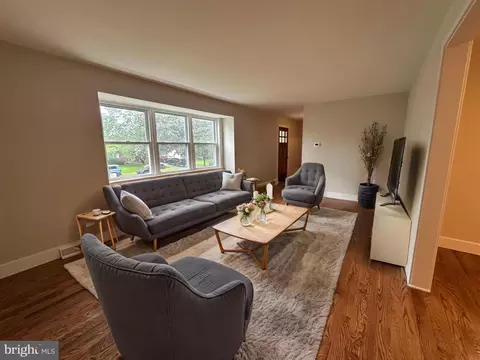 Living - 215 Bridge Rd, Ogden, PA 19061 photo 1 of 8