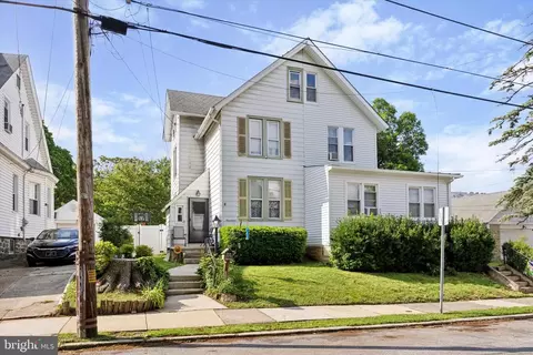 17 W Magnolia Ave, Aldan, PA 19018
