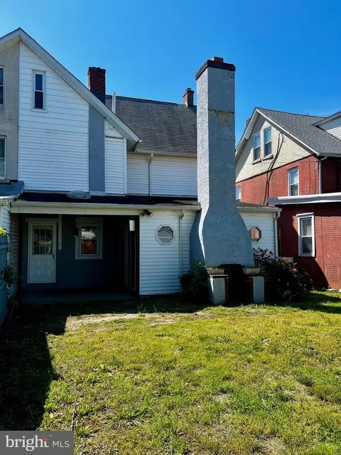 Exterior - 4 W 6th St, Marcus Hook, PA 19061 photo 4 of 5
