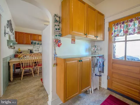 Entry Way - 7205 Wayne Ave, Darby, PA 19082 photo 6 of 13