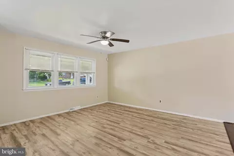 Living - 2425 W Colonial Dr, Upper Chichester, PA 19061 photo 1 of 5