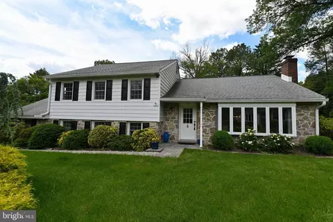 13 Pembroke Dr, Media, PA 19063