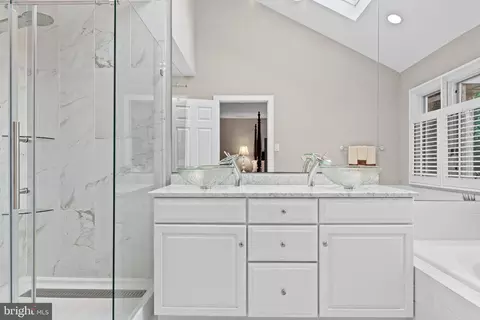 Bath - 24 Greythorne Woods Cir, Wayne, PA 19087 photo 4 of 4