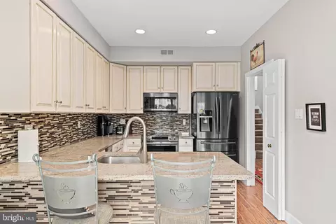 Kitchen - 24 Greythorne Woods Cir, Wayne, PA 19087 photo 2 of 3
