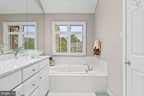 Bath - 24 Greythorne Woods Cir, Wayne, PA 19087 photo 3 of 4