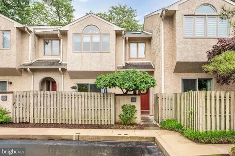 24 Greythorne Woods Cir, Wayne, PA 19087