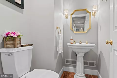 Bath - 24 Greythorne Woods Cir, Wayne, PA 19087 photo 1 of 4