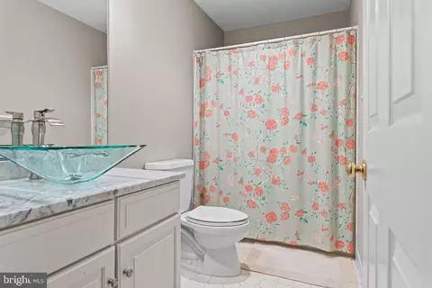 Bath - 24 Greythorne Woods Cir, Wayne, PA 19087 photo 2 of 4