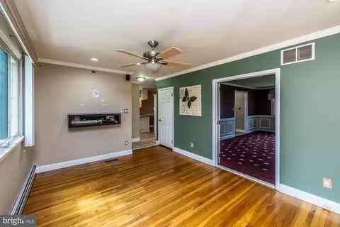 Living - 308 Parham Rd, Springfield, PA 19064 photo 8 of 9