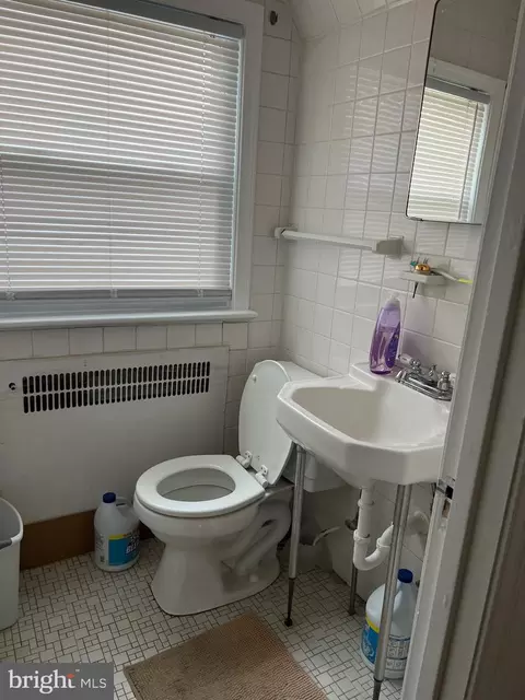 Bath - 363 Sherbrook Blvd, Darby, PA 19082 photo 1 of 5